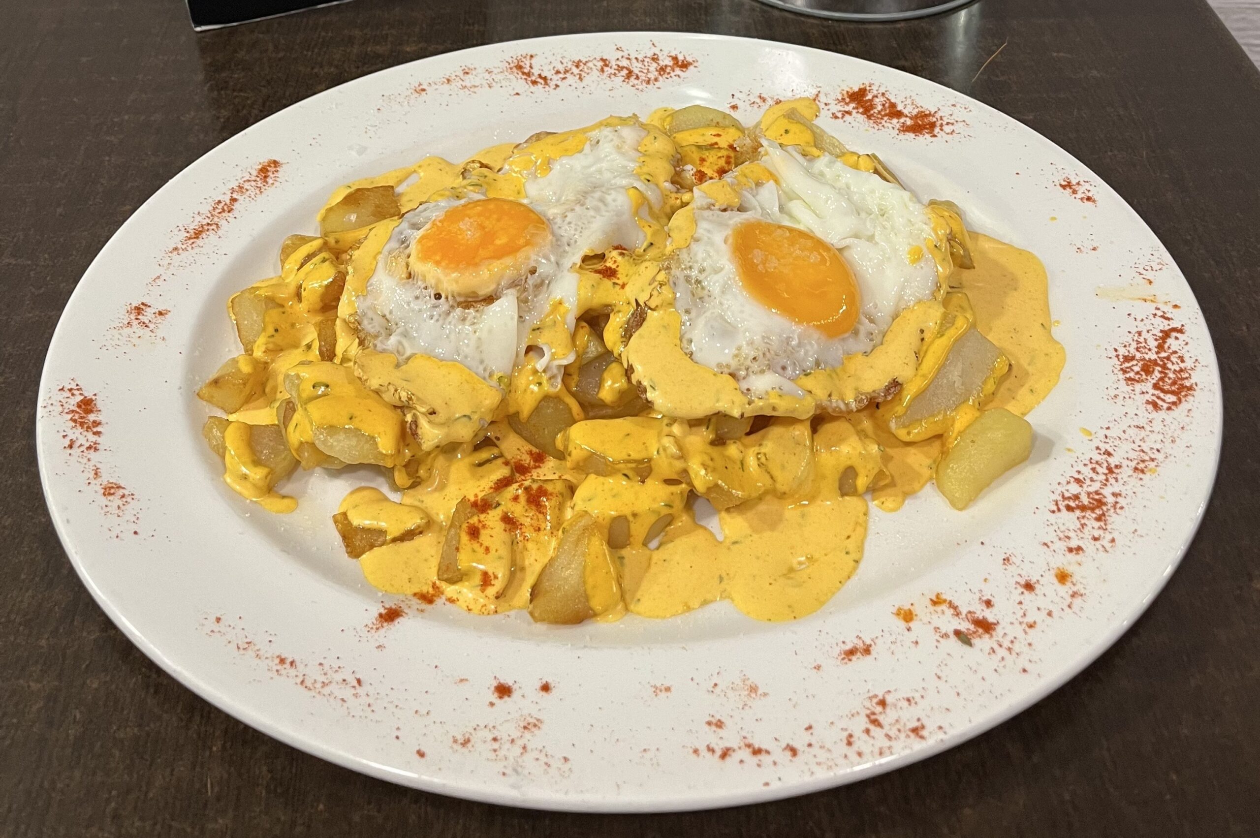 Patatas bravas huevonas